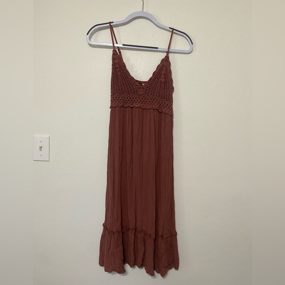 Hint of Blush Dresses & Skirts - Hint of Blush women's S crochet v neck strappy ruffle hem dress EUC